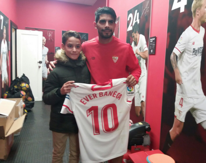 Moisés Aguilar conoce a su ídolo, Ever Banega
