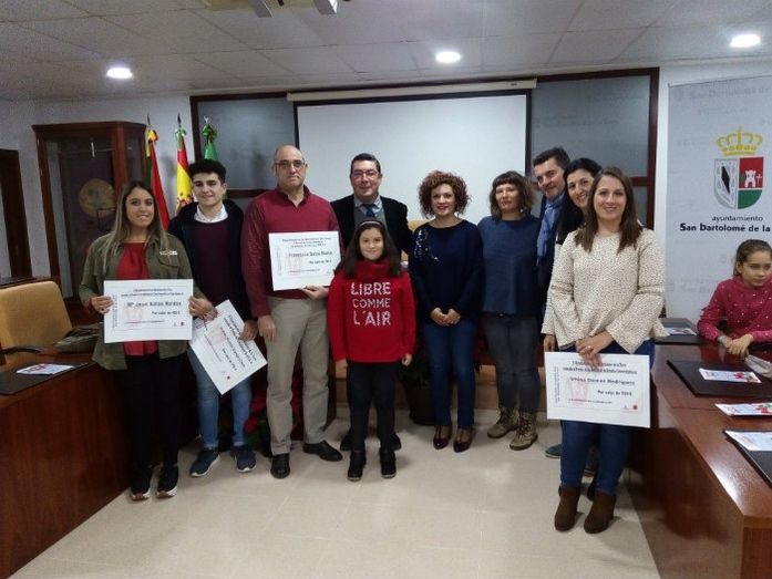 El Ayuntamiento de San Bartolomé de la Torre premia los mejores expedientes académicos de 2017