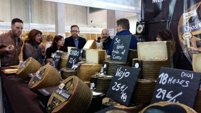 El Mercado del Queso Artesano de Aracena reúne a 24 queserías de toda España