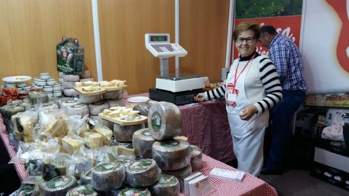 El Mercado del Queso Artesano de Aracena reúne a 24 queserías de toda España