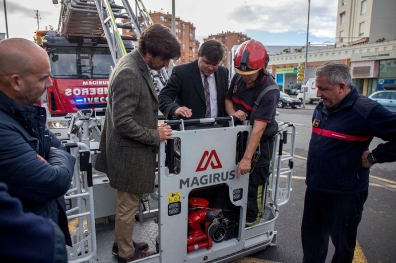Los bomberos de la capital estrenan la autoescala más moderna y alta en Europa