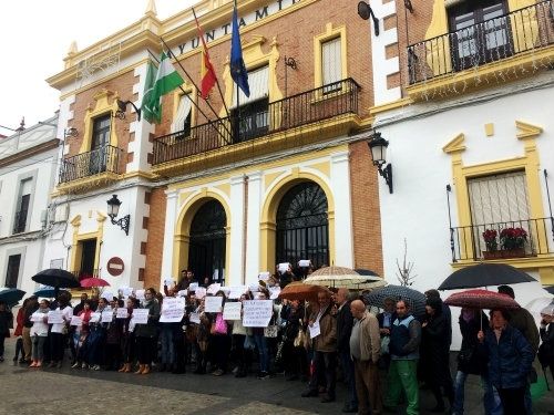 Auxiliares de la Ayuda a Domicilio en Valverde se concentran para denunciar el impago de nóminas y su situación laboral