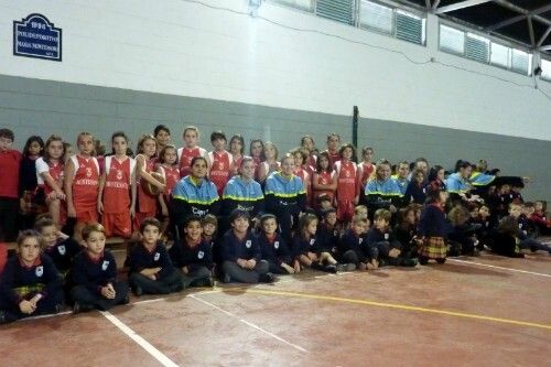 La plantilla del Conquero visita el colegio Montessori