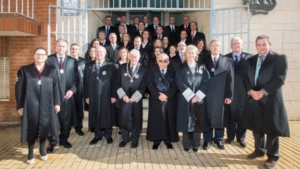 El Colegio de Abogados distingue a los colegiados que cumplen 50 y 25 años en el ejercicio de la profesión