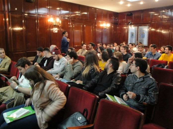 Unos 50 alumnos del IES San Sebastián participan en un taller formativo sobre emprendimiento