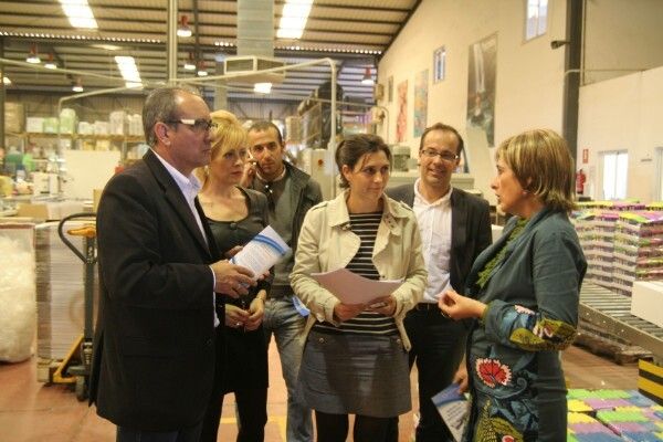 La presidenta de la Fundación Doñana 21 se interesa por la calidad en los procesos de Surplastik S.L.