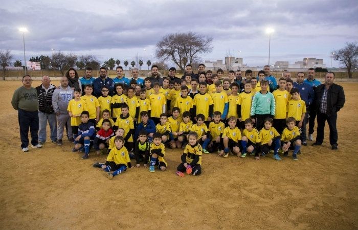 La Asociación de Futbolistas Solidarios apadrina la Escuela de Fútbol de la barriada del Torrejón