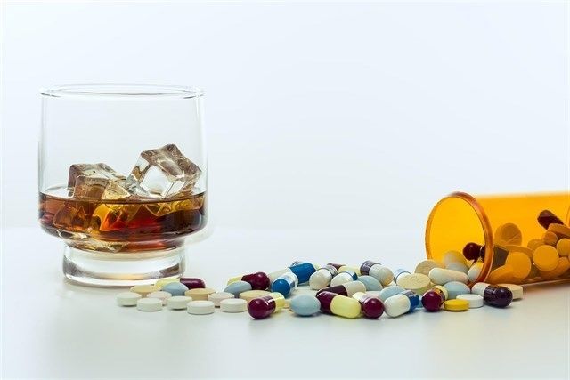 Cuidado al mezclar fármacos y alcohol. Así interaccionan