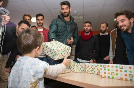 El Recre reparte ilusión a los más pequeños en el Hospital Juan Ramón Jiménez