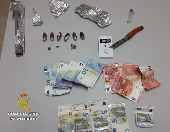 Detenido tras ser sorprendido pasando hachís en su coche