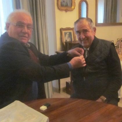 La Asociación de Veteranos del Recre le entrega su insignia de oro a Rafael Juliá