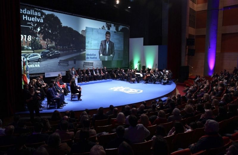 El alcalde afirma en la entrega de medallas que en 2018 se mejorará 'la calidad de vida de las barriadas'