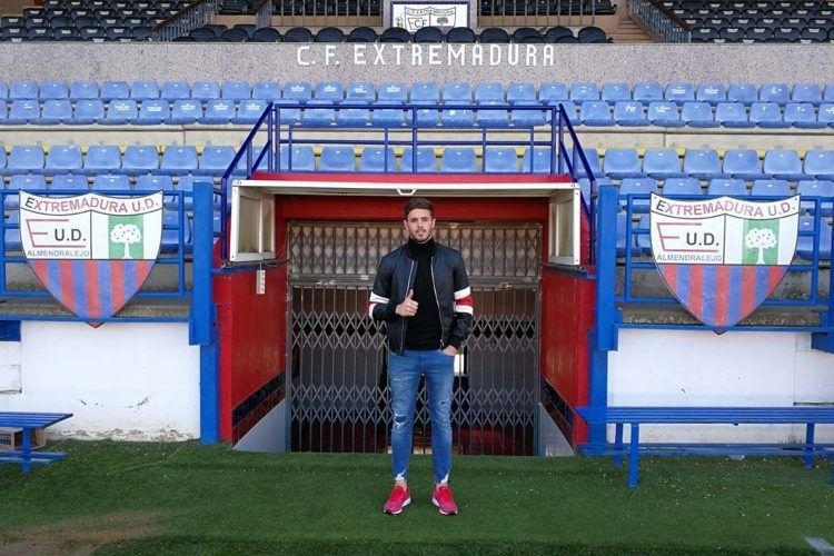 Curro Harillo ficha por dos años y medio por el Extremadura