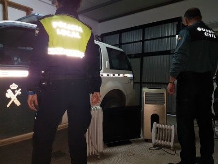 Detienen a tres varones por robar un televisor, un colchón, dos radiadores y una estufa en el Punto Limpio de Bonares
