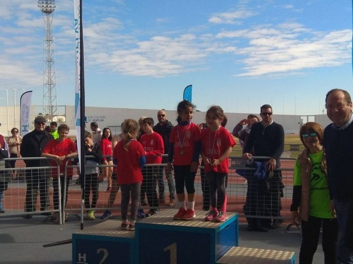 Más de 300 corredores participan en la VIII carrera 'La salud mental con el deporte'