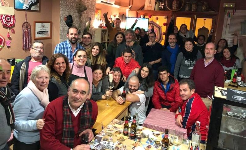 Un bar de La Palma ofrece Trivial y libros para no coger el móvil