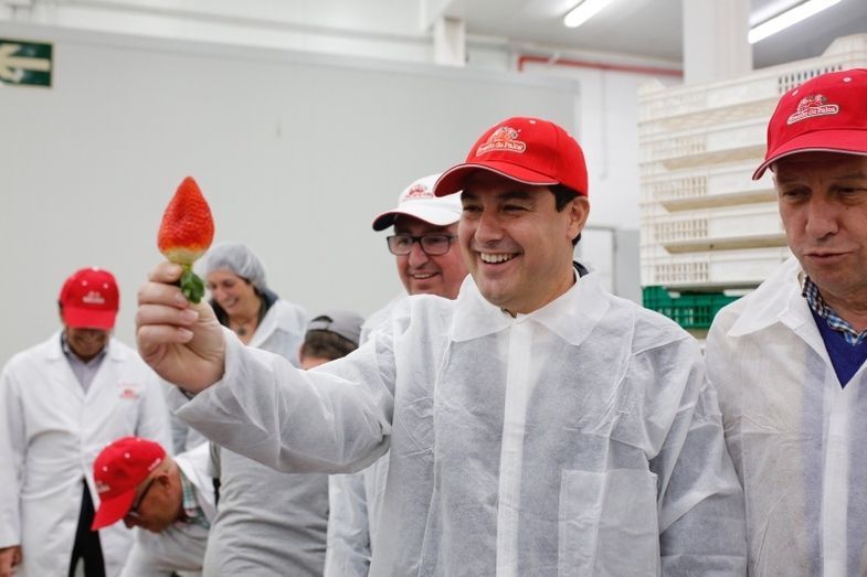 Juanma Moreno destaca al Ayuntamiento palermo y a Fresón de Palos como 'ejemplos' en materia de empleo