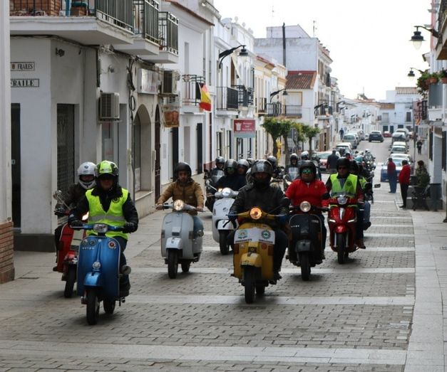 Las vespas toman las calles de Cartaya