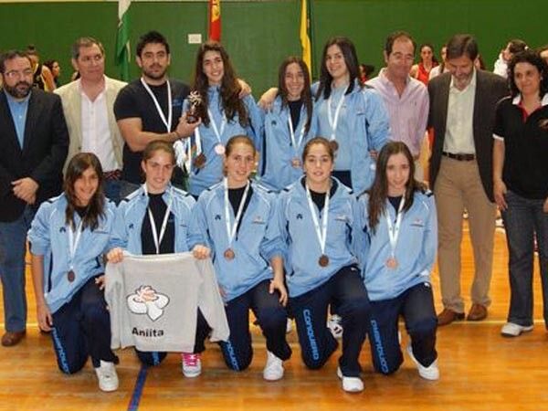 El Conquero junior remonta para llevarse el bronce (61-57)