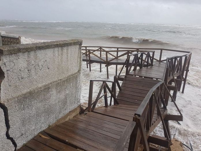 El temporal provoca daños en la playa de El Portil