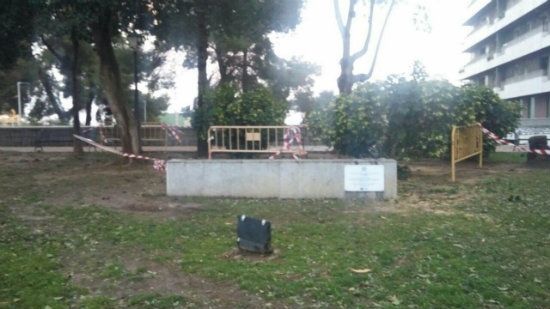 Retiran el monumento al fútbol de la plaza del Velódromo para reparar los daños que sufrió al caerle encima un árbol por el temporal