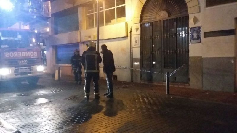 Bomberos actúan ante el riesgo de desprendimiento de una cornisa en la Calle Almirante Garrocho