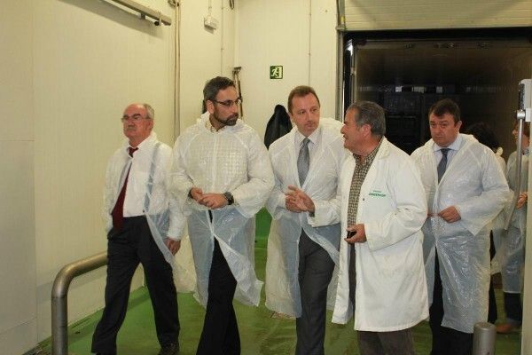 El consejero de Empleo visita en Ayamonte varias fábricas conserveras de fabricación artesanal