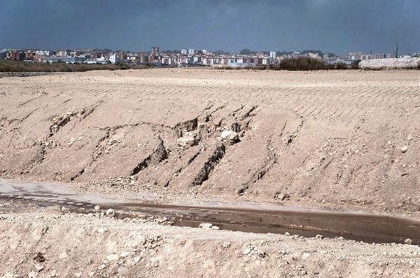 Greenpeace y Mesa de la Ría denuncian el vertido a la ría tras el 'Enma' desde las balsas de fosfoyesos