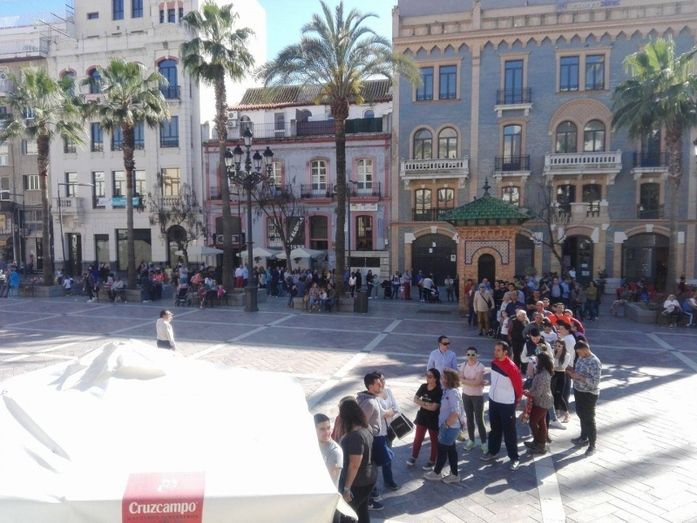 Teleonuba reparte este viernes en la Plaza de las Monjas su guía de Semana Santa