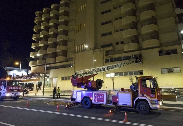 Tres personas resultan heridas por inhalación de humo en un incendio en el Hotel Luz de Huelva