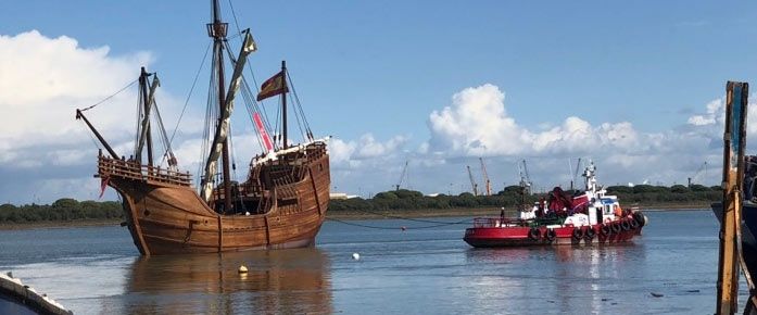 La réplica de la Nao Santa María ya se encuentra en aguas de Punta Umbría tras su botadura