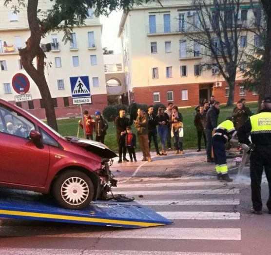 Una persona resulta herida al estrellarse su vehículo con un árbol y un semáforo