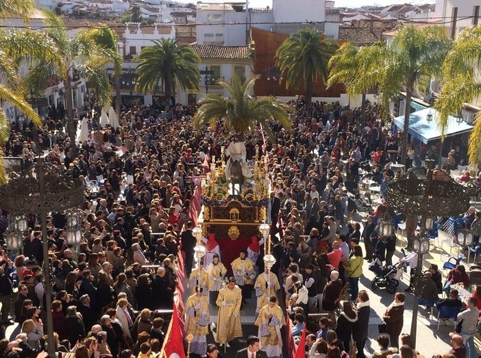 La Hermandad de La Borriquita procesiona por las calles de Valverde