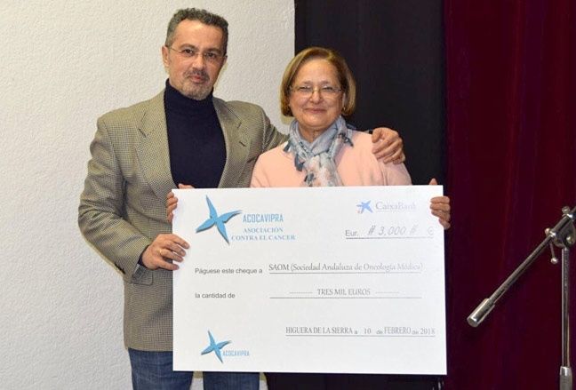 La asociación contra el cáncer de Higuera de la Sierra dona 3.000 euros a la investigación de la enfermedad