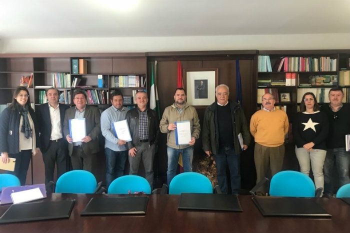 Pepe Barrado entrega a los técnicos de Urbanismo el avance del acondicionamiento de la Vía Verde