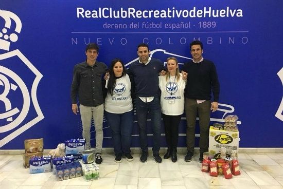 La Asociación de Futbolistas Solidarios entrega 100 kilos de alimentos y repartirán las entradas en un la Asociación Juvenil Carabela
