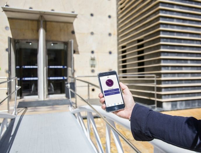 La sede de Aguas de Huelva se hace visible para personas invidentes