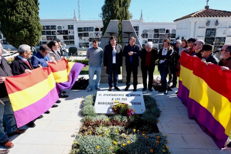 Las carpas de la avenida de Andalucía se visten con los colores republicanos