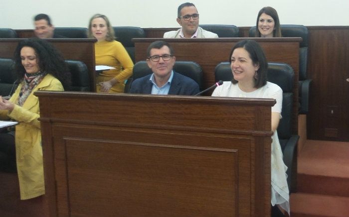 Aurora Vélez renuncia a su acta de diputada en el pleno y será sustituida por Cristóbal Romero