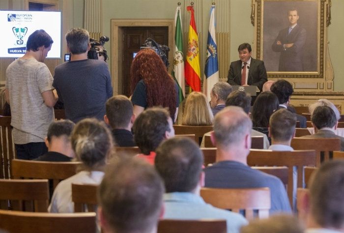 El alcalde recibe a las 40 delegaciones participantes en el Campeonato de Europa