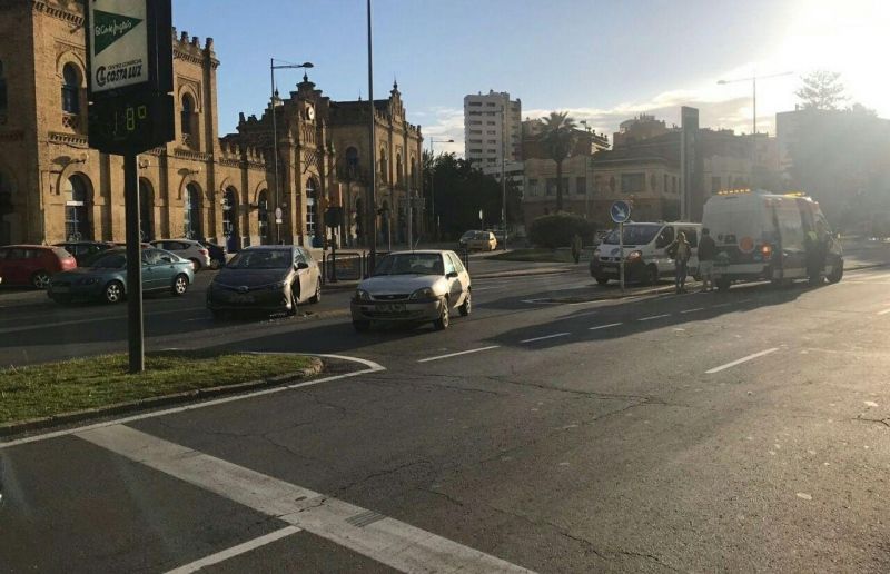 Trasladan al hospital Juan Ramón Jiménez a una mujer herida en una colisión lateral entre dos turismos en la Avenida de Italia