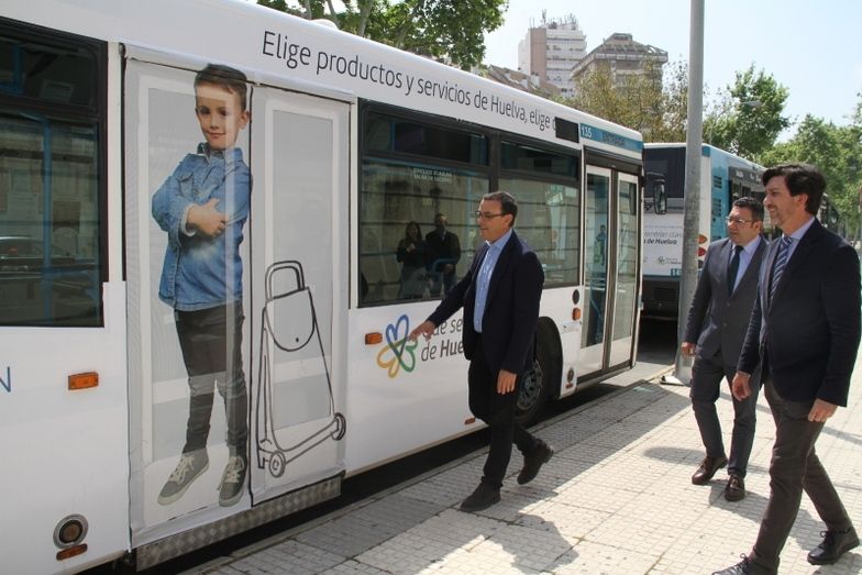 Los autobuses urbanos promocionan la campaña 'Que sea de Huelva' en sus distintos recorridos por la capital