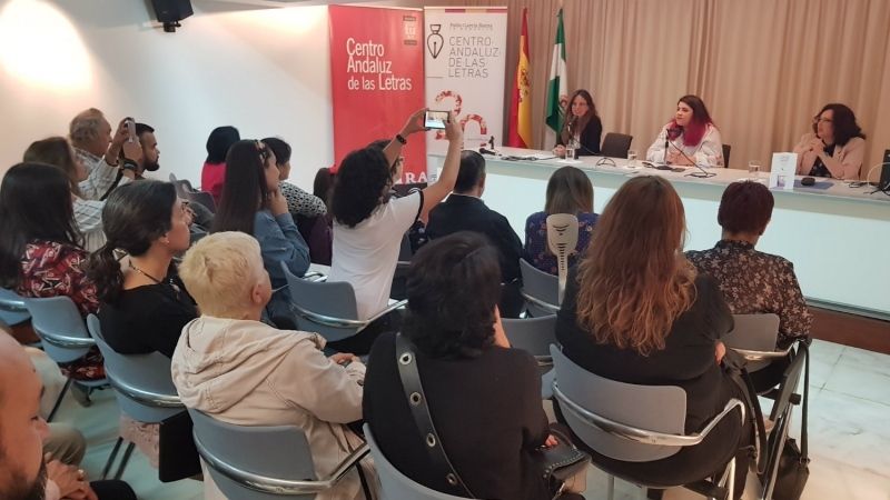 Estela Rengel presenta su nuevo poemario 'La corta vida de una pastilla efervescente'
