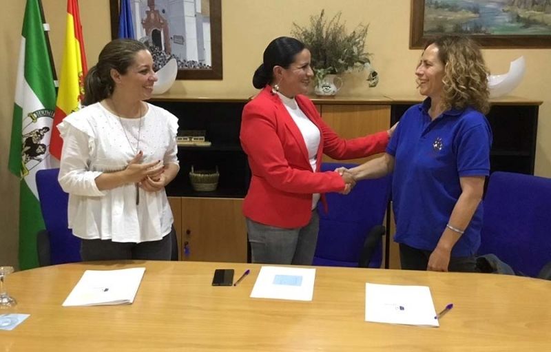 El Ayuntamiento de Almonte y El Refugio del Burrito firman un convenio para la asistencia veterinaria en la Romería del Rocío