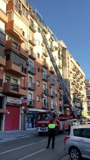 Cortan temporalmente la avenida de Alemania por una caída de cascotes