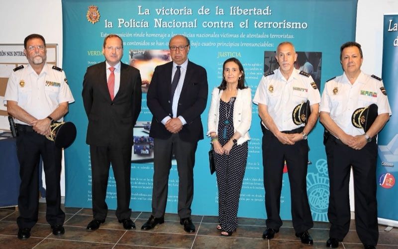 El director general de la Policía visita la comisaría y la exposición ‘La Victoria de la Libertad: La Policía Nacional contra el terrorismo’