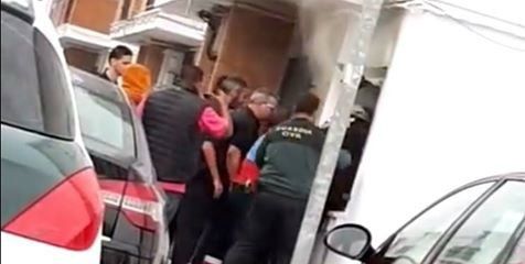 Tres policías isleños le salvan la vida a una persona impedida en el incendio de su vivienda