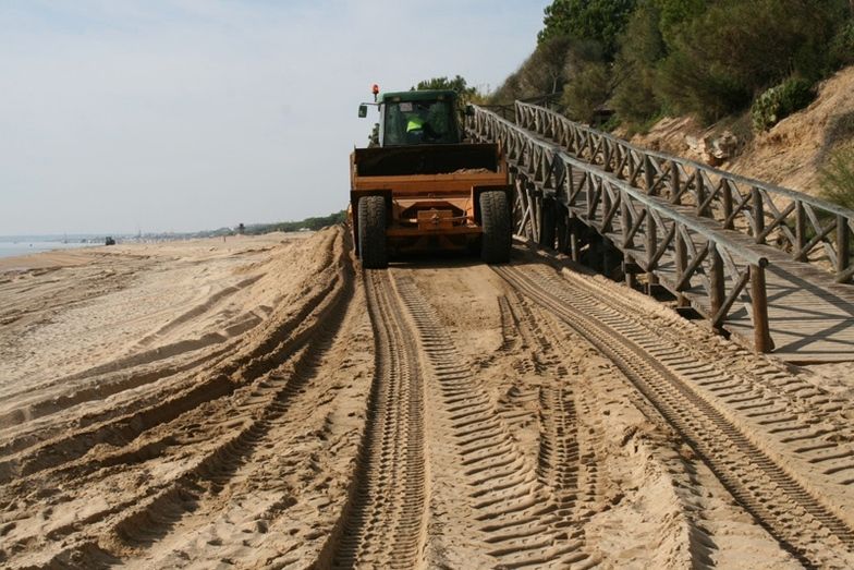 Los trabajos de redistribución de arena en la playa de Nuevo Portil arrancarán la semana que viene