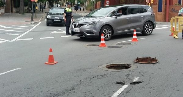 Un socavón debido a un hundimiento subterráneo obliga a cortar dos carriles en la glorieta Ivonne Cazenave