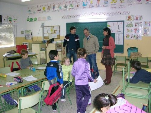 Alumnos de primaria participan en un taller municipal de juguetes